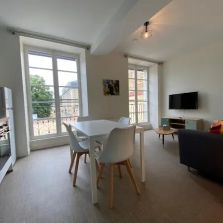 Ecole 103 Apartment *
